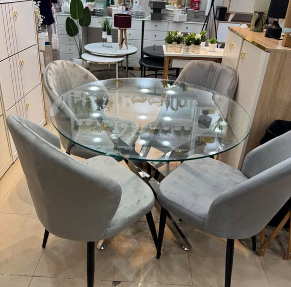 Table ronde en verre avec chaises élégantes