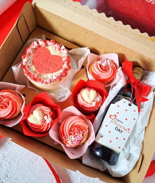 Mini cake, cupcakes and wine