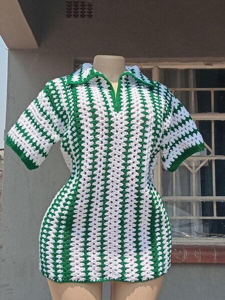 Robe tricotée verte et blanche