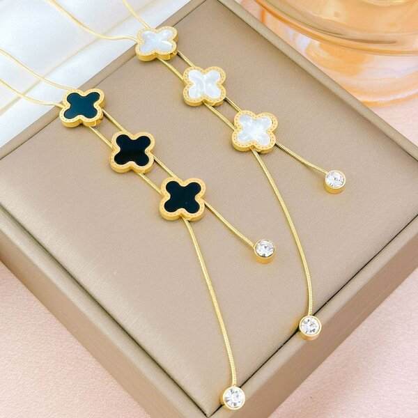 Clover necklace