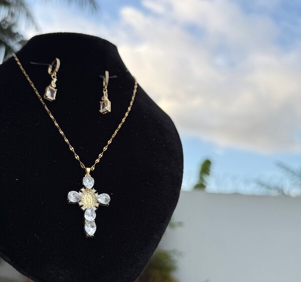 Ensemble élégant collier croix