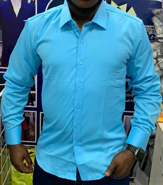 Chemise bleue élégante homme