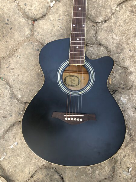Guitare acoustique noire