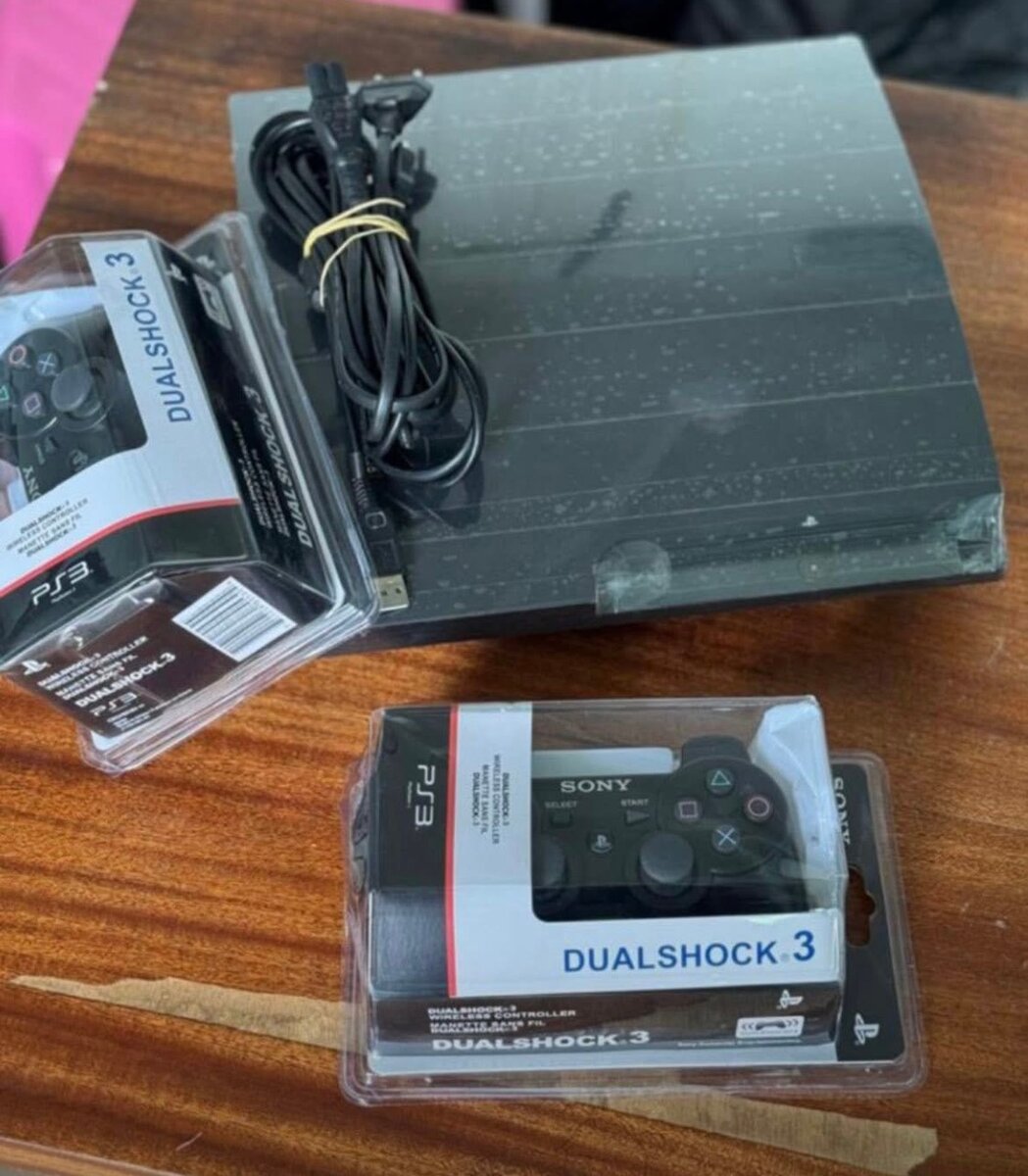 Console PlayStation avec manettes