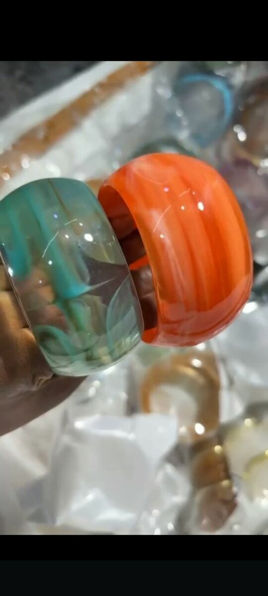 Bracelets en résine colorés