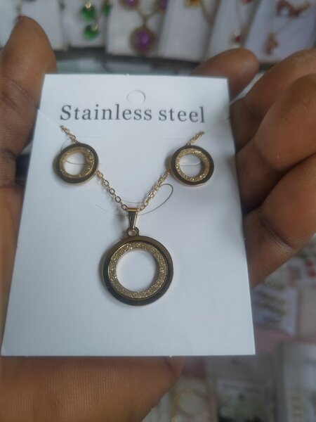 Collier et boucles d'oreilles.