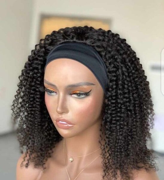 Perruque avec bandeau boucle