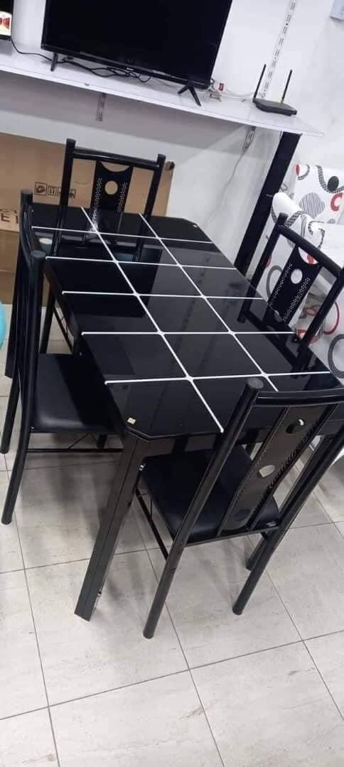 Table à manger 4 place disponible