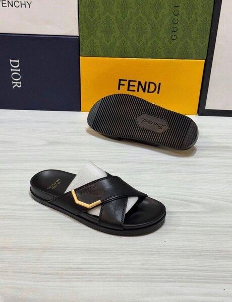 Sandales en cuir noir élégantes