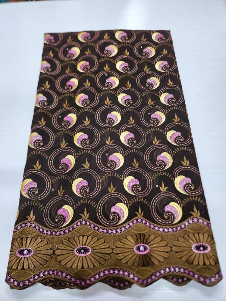 Tissu brodé coloré