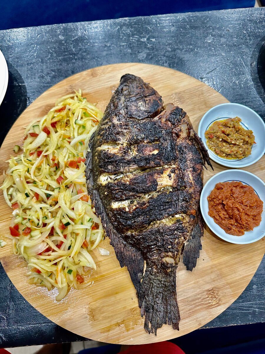 Poisson braiséavec garnitures