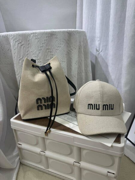 Sac à dos et casquette Miu Miu
