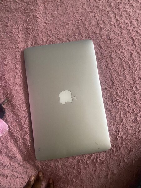 Apple laptop