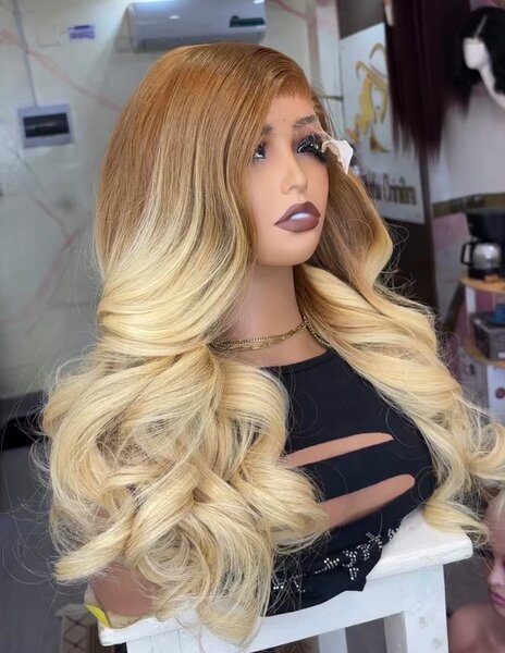 Perruque longue bouclée blonde