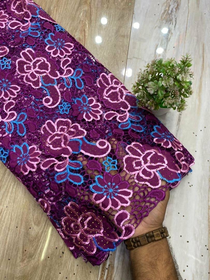 Dentelle brodée florale colorée