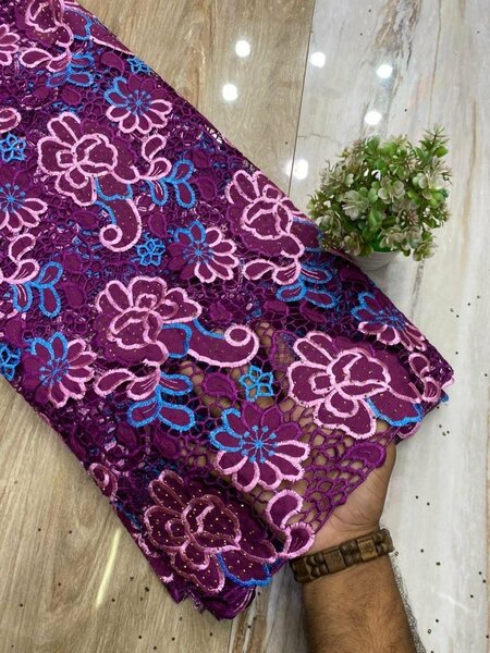 Dentelle brodée florale colorée