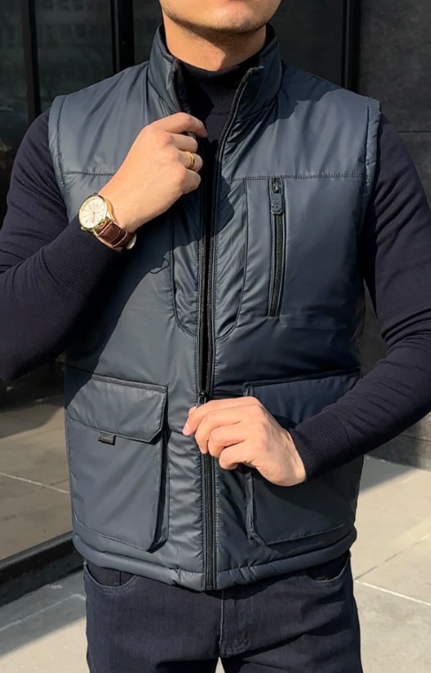 Безрукавка черная 