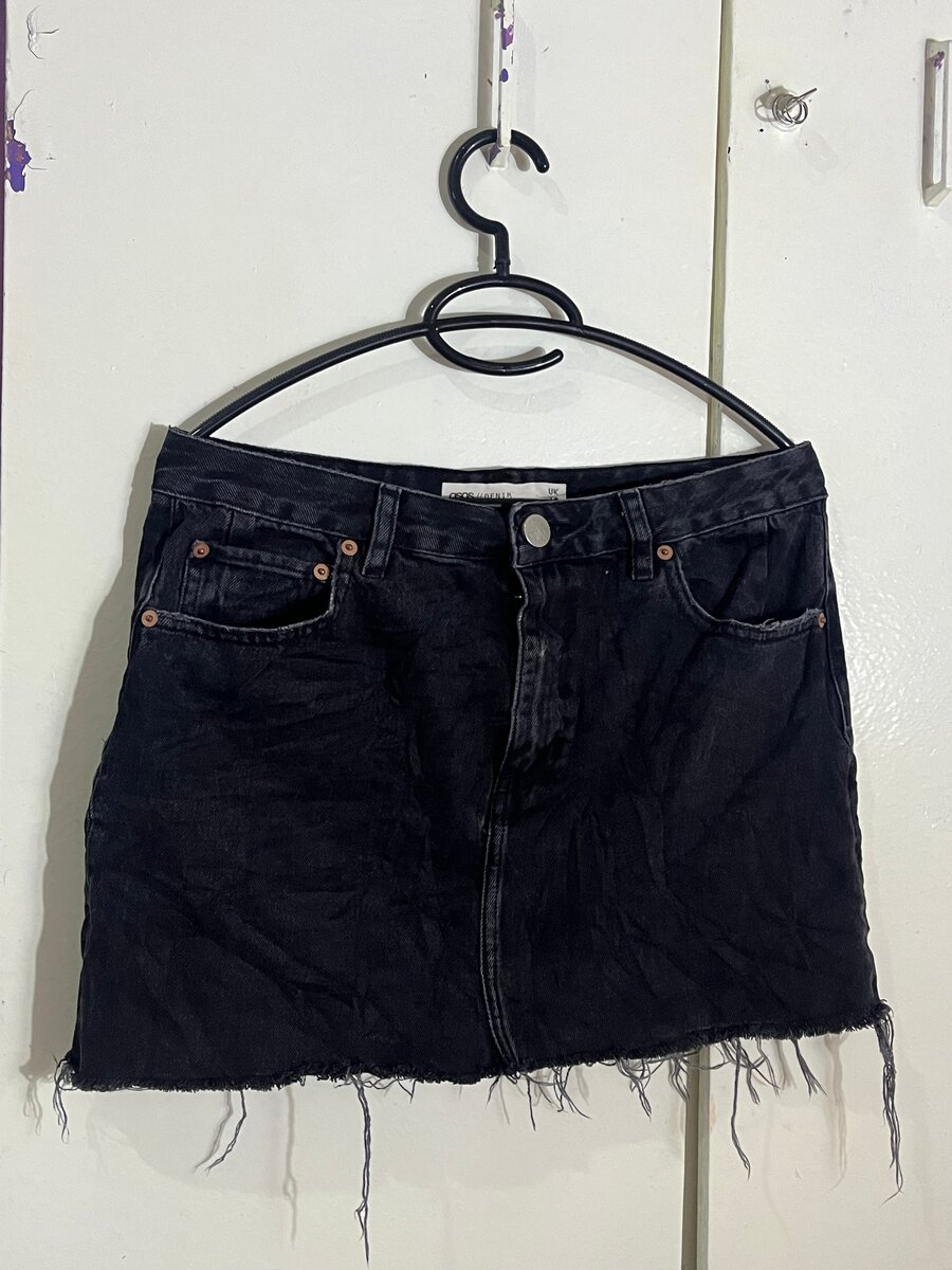 Mini-jupe en jean noir effilochée