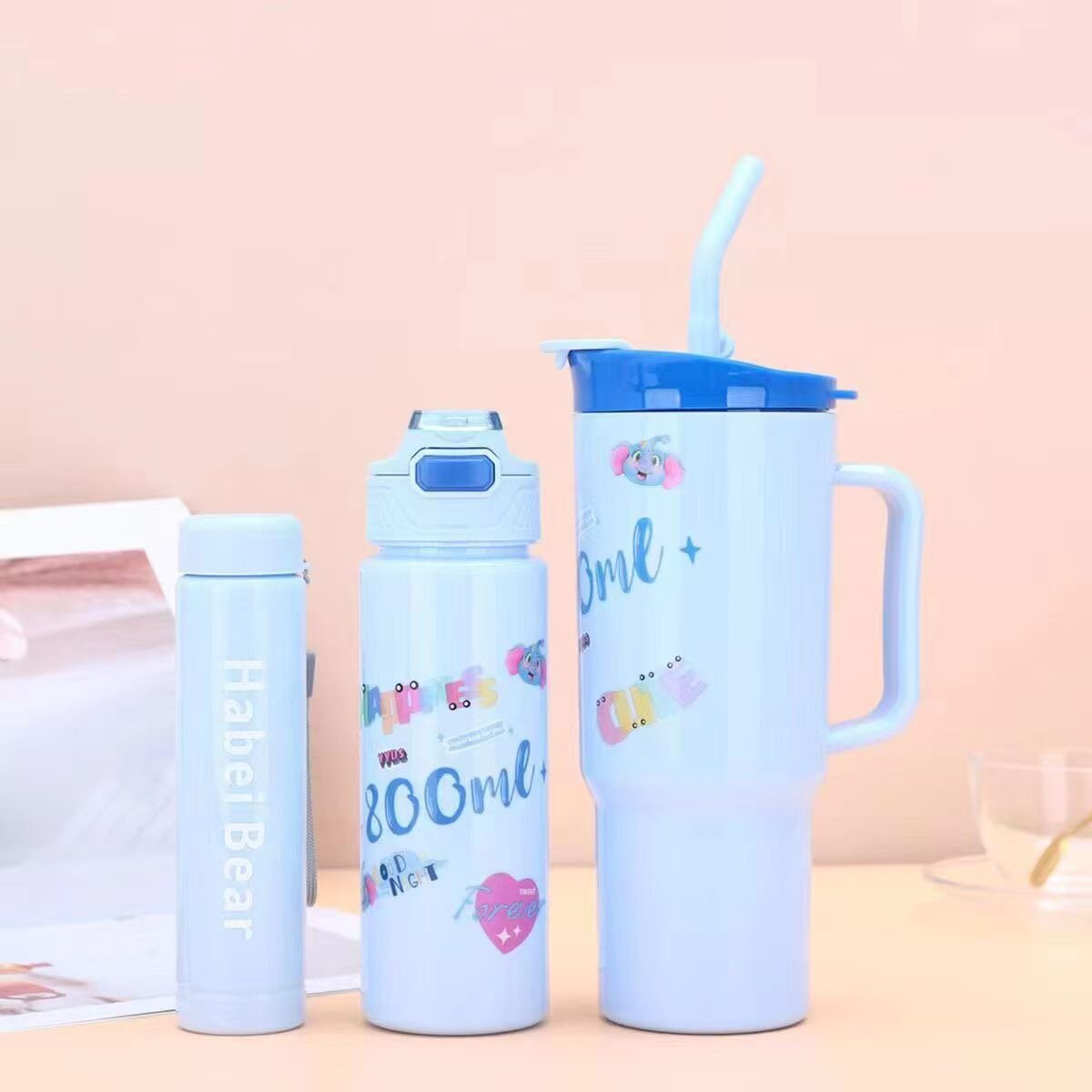 Lot de bouteilles colorées