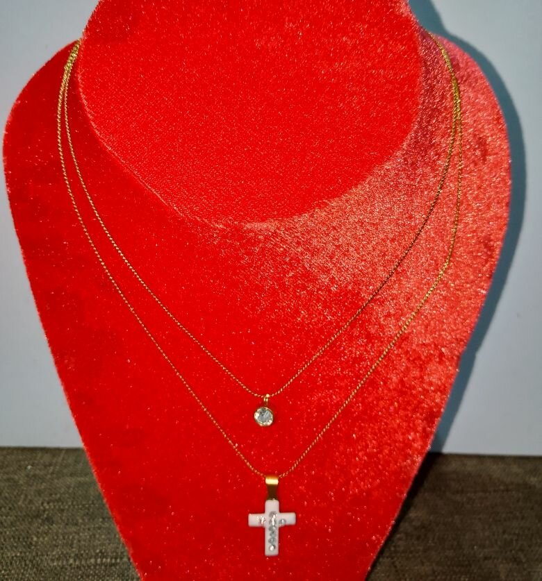 Collier à pendentif croix dorée