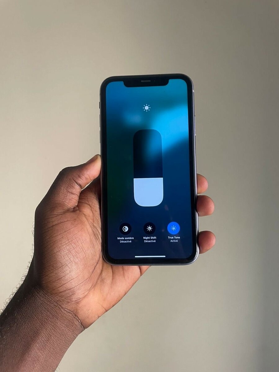 iPhone 11 64giga casineuf tout passe propre