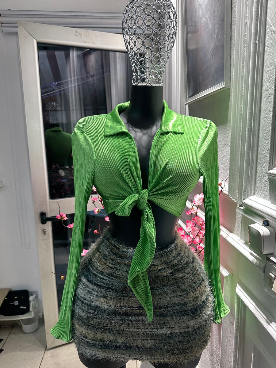 Blouse verte chic nouée
