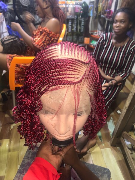 Perruque tressée rouge élégante