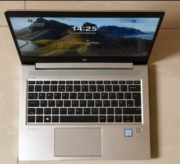 EXCELLENT CONDITION 13.3'  UHD DISPLAY