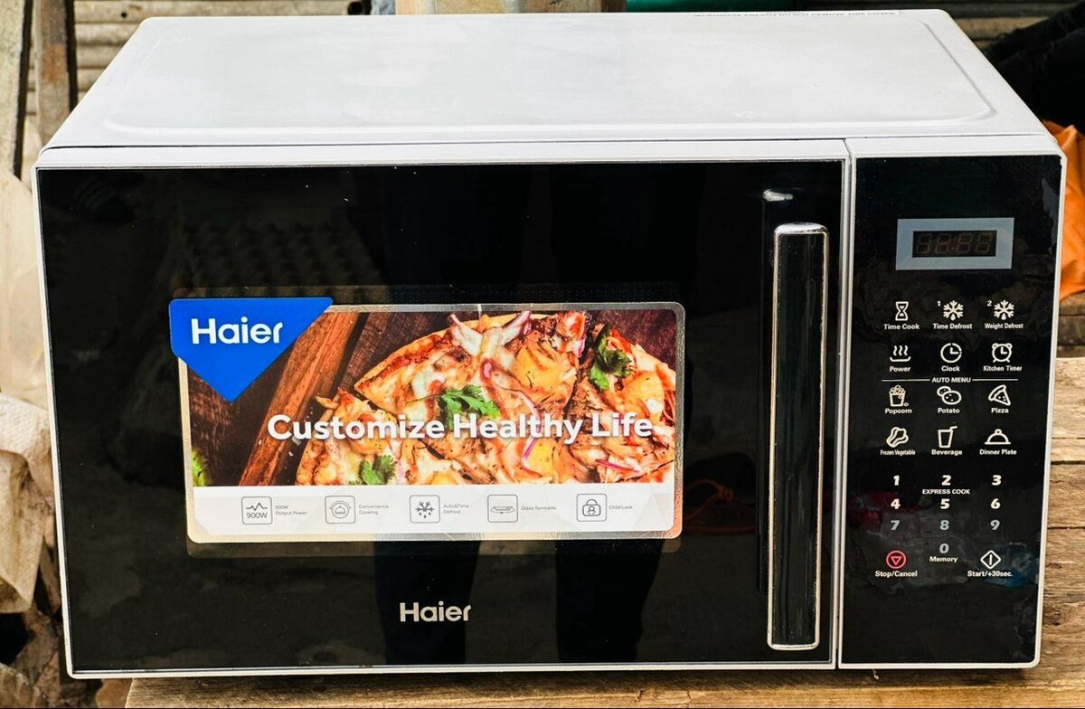 Four micro-ondes 25L moderne