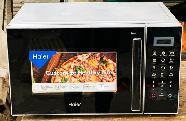 Four micro-ondes 25L moderne