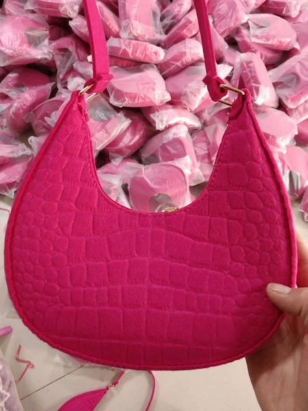 Sac à main rose texturé élégant
