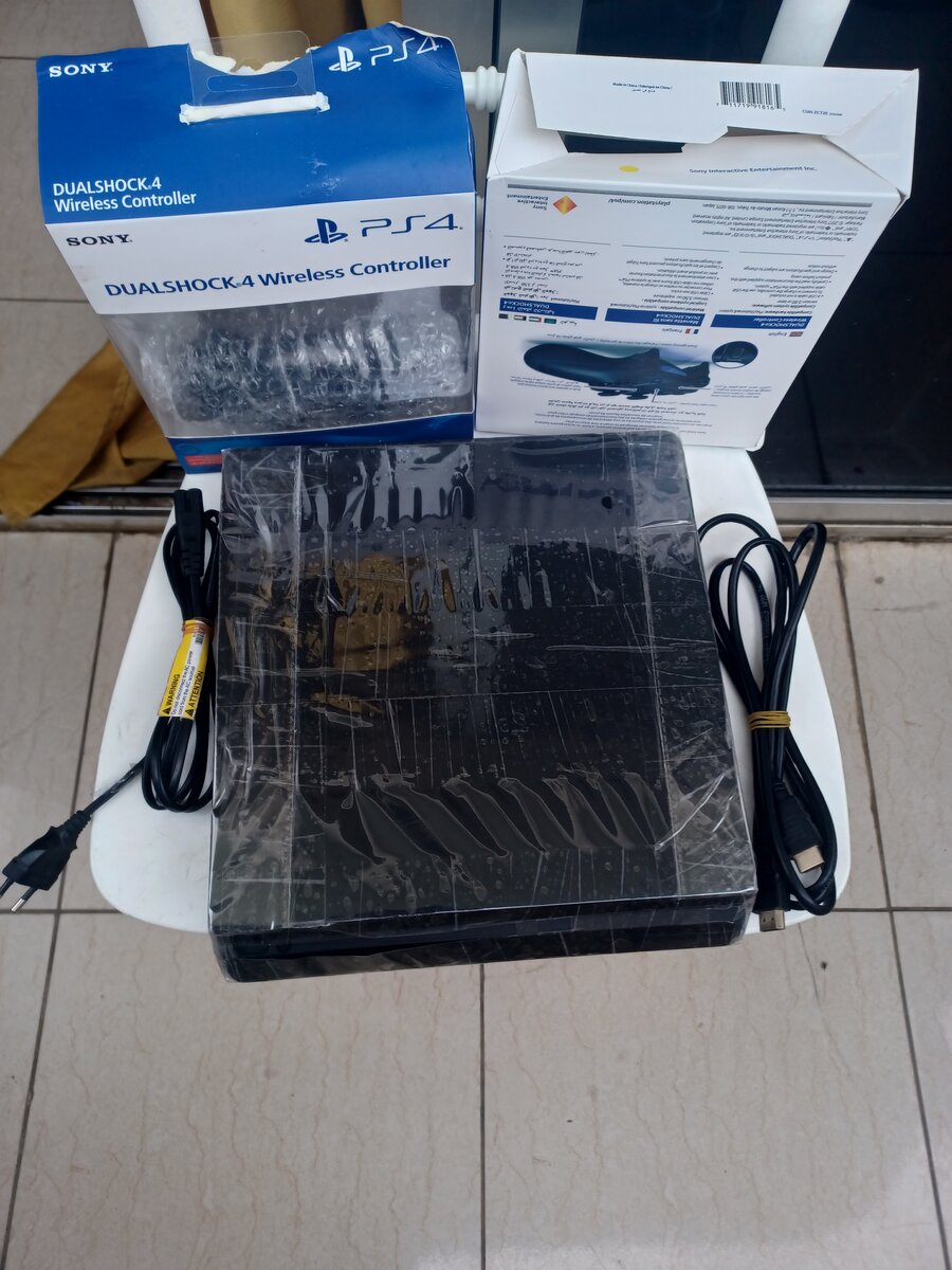 Ps4 slim+2manettes 3 jeux