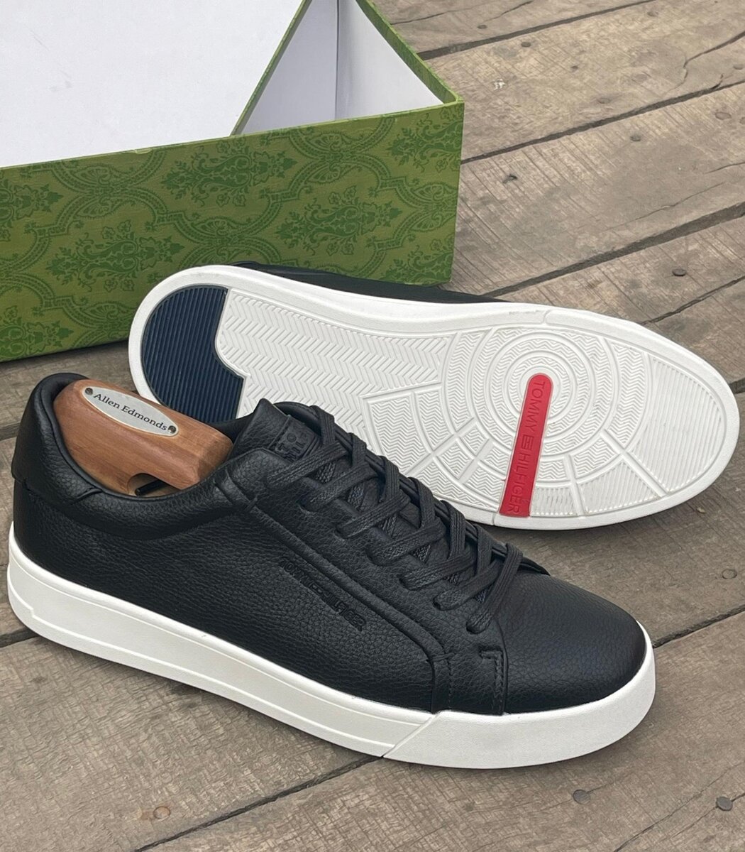 TOMMY HILFIGER BLACK AND WHITE