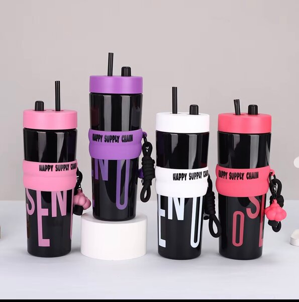 Gourde avec paille intégrée