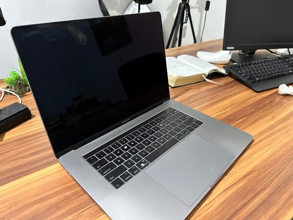 Apple MacBook 2017 Touch Bar core i7 16gb Ram 2.9 ghz quadco