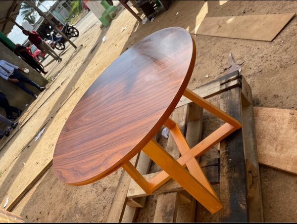 Table ronde en bois élégante