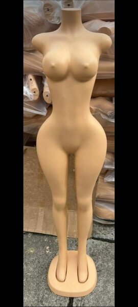 Mannequin femme réaliste