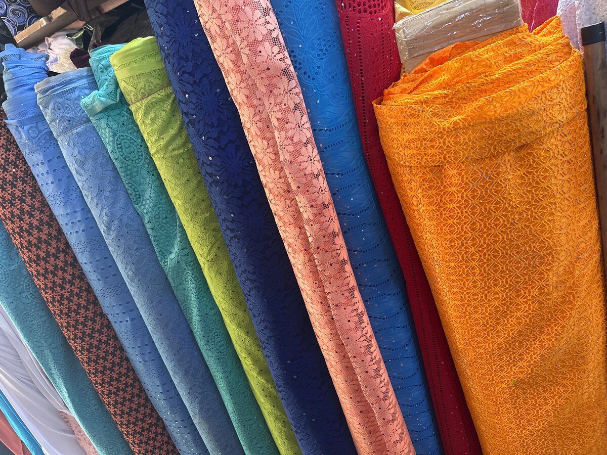 Tissus en dentelle colorée