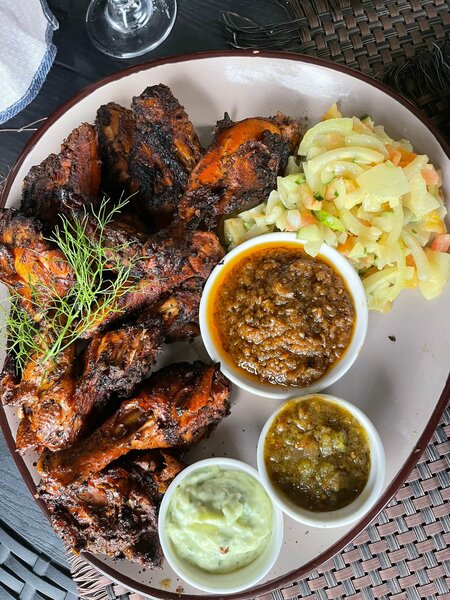 Poulet braisé avec Attieké