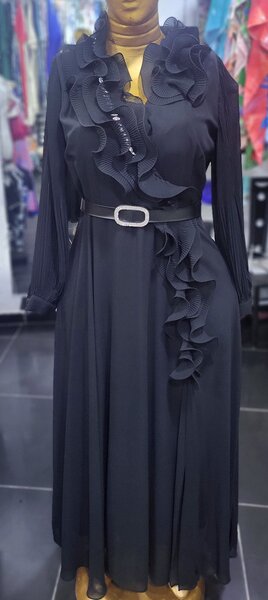 Robe élégante noire à volants