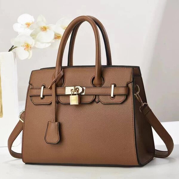 Stylish and fashionable women's bag brown
