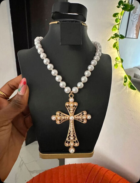 Collier croix perles élégantes