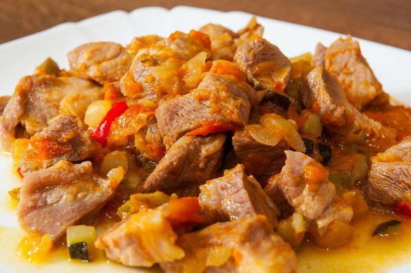 Plat de porc sauté. Attiéké