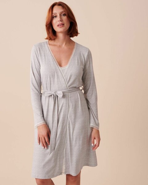 Peignoir et robe de nuit élégants