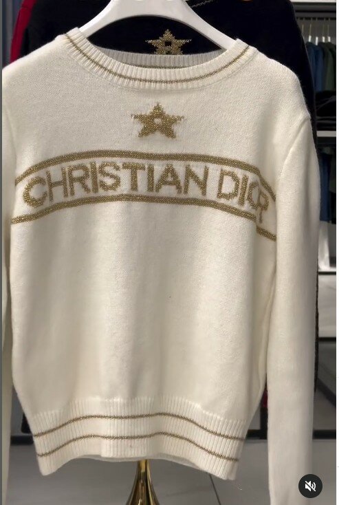 Свитер белый с надписью Christian Dior