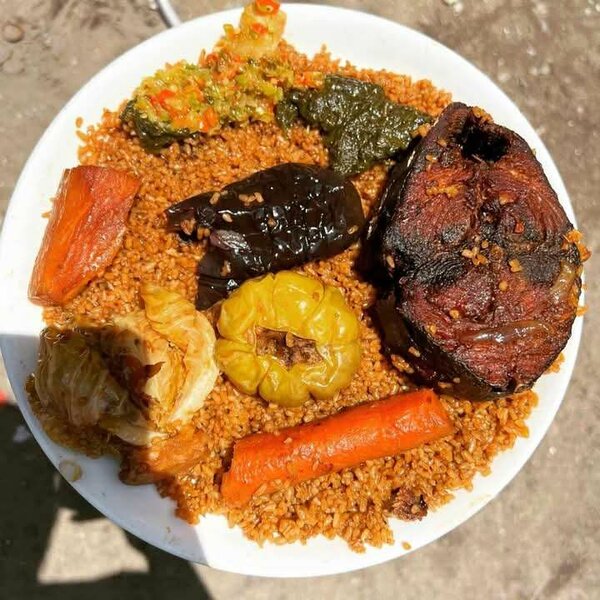 Plat de riz tchêpe savoureux