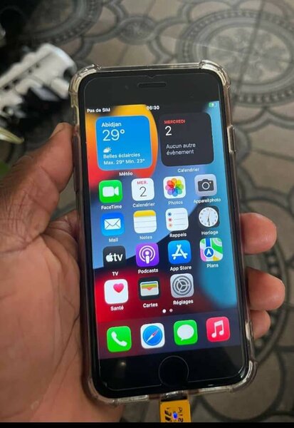 iPhone SE avec coque transparente