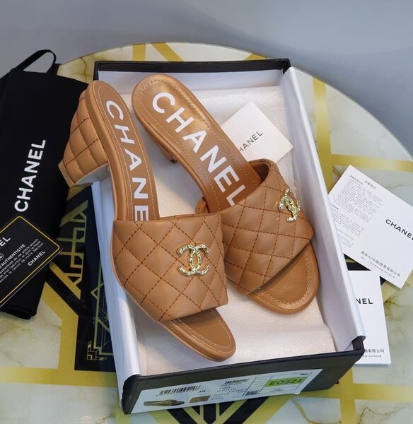 Sandales Chanel élégantes