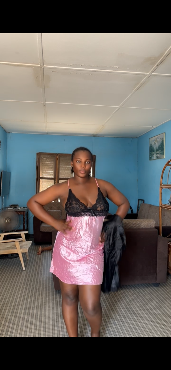 Robe en dentelle et satin