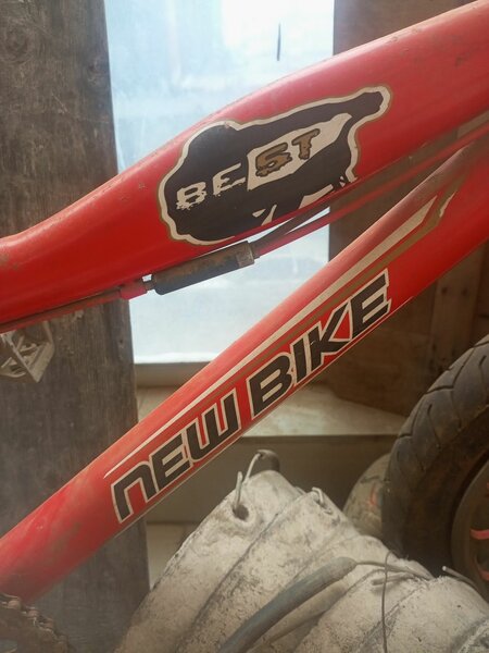 Vélo BMX rouge robuste